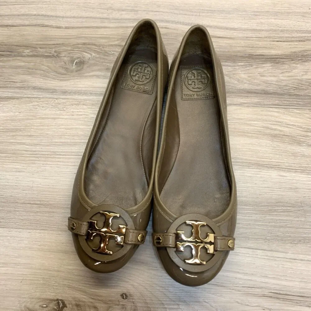 TORY BURCH‎ Gabriel Gold Medallion Logo Flats Glossy Dark Taupe Leather Size 7.5